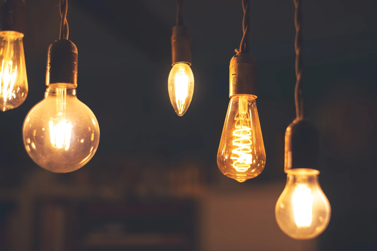 Installation d'un luminaire encastrable LED au plafond par un électricien