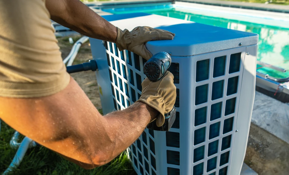 Électricien Professionnel Dirigeant Équipe au service de maintenance HVAC : Installation d'un climatiseur commercial avec technicien qualifié et appareil de contrôle