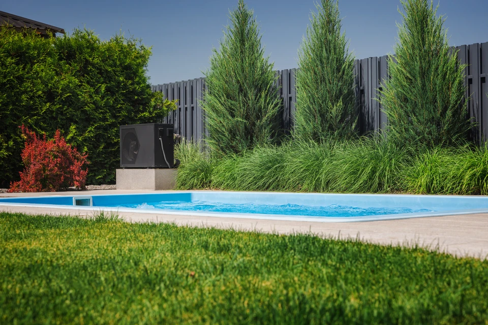 Équipement de piscine avec pompe électrique connectée à un système de filtration
