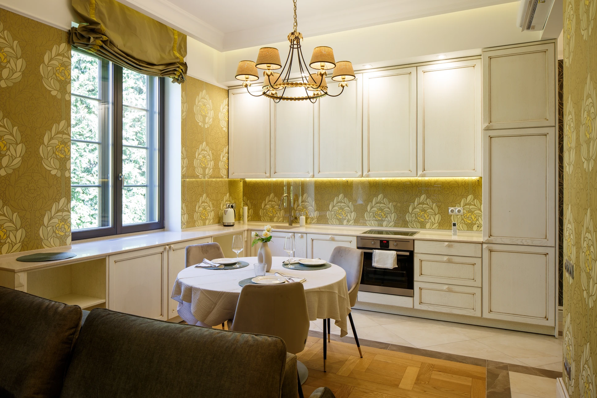 Intérieur moderne avec plafond blanc équipé d'un spot encastré LED circulaire à finition chromée